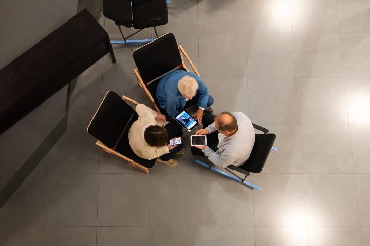 Vertaistuki auttaa digitaitojen oppimisessa. Vertaistuki auttaa digitaitojen oppimisessa.