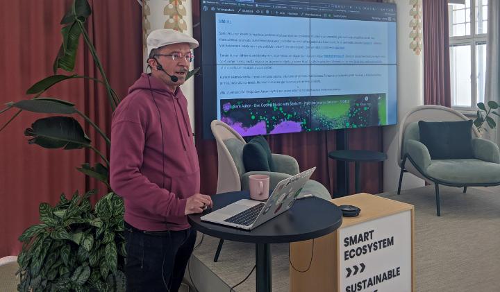 Tero Toivanen kertoo musiikin koodauksesta IT-kouluttajat ry:n kevätseminaarissa.