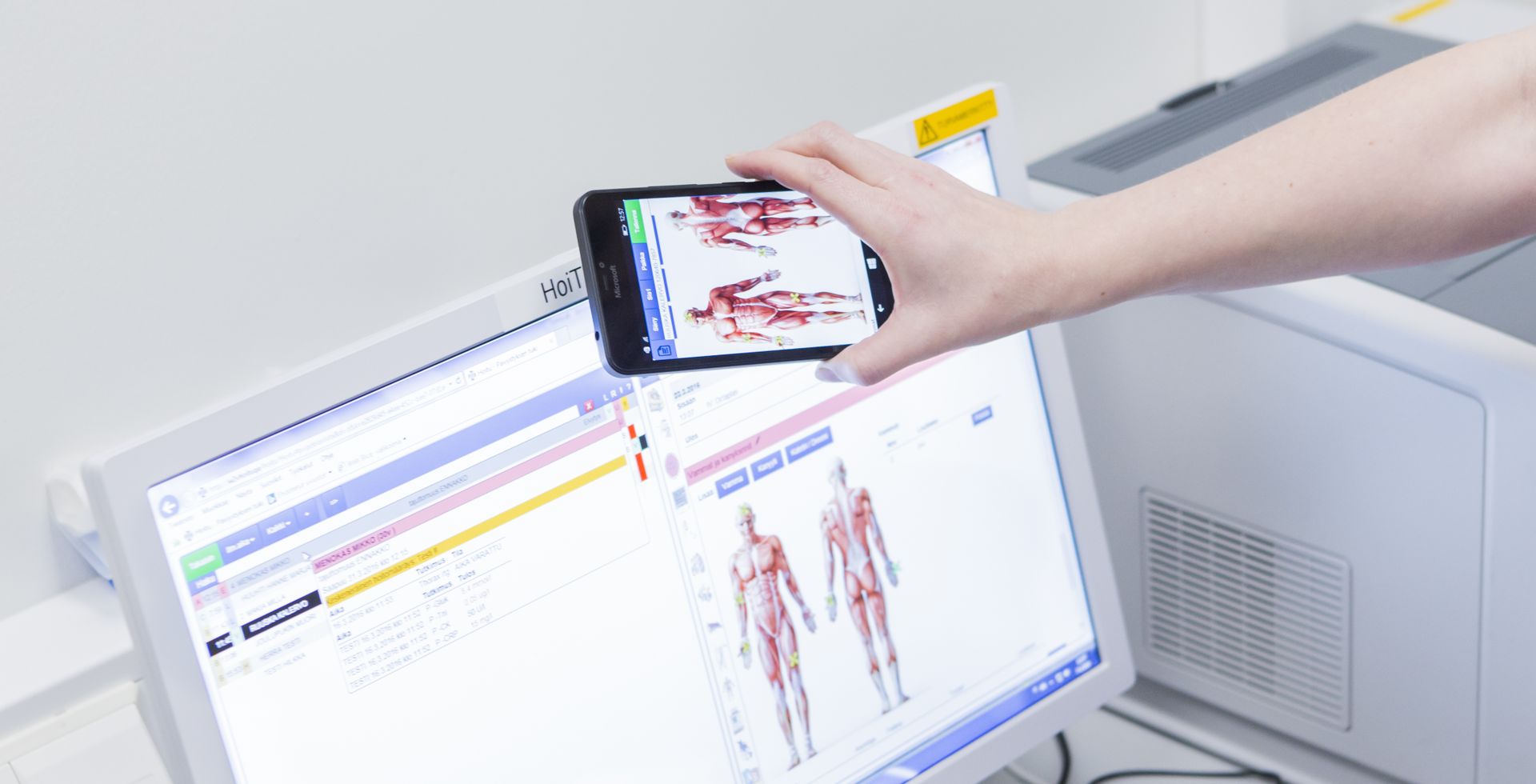 Kuvassa Esko-järjestelmä käytössä erikoissairaanhoidossa. Tulevan hyvinvointialueen asiakas- ja potilastietojärjestelmäkokonaisuuden tulee vastata niin perusterveydenhuollon, erikoissairaanhoidon kuin sosiaalihuollon tarpeisiin. Kuvassa Esko-järjestelmä käytössä erikoissairaanhoidossa. Tulevan hyvinvointialueen asiakas- ja potilastietojärjestelmäkokonaisuuden tulee vastata niin perusterveydenhuollon, erikoissairaanhoidon kuin sosiaalihuollon tarpeisiin.